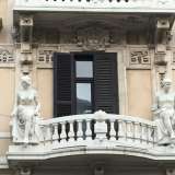 La loggia nobile del palazzo Atti sulla quale, oltre al gruppo scultoreo si nota lo stemma di famiglia che reca le lettere A.A (Arturo Atti)